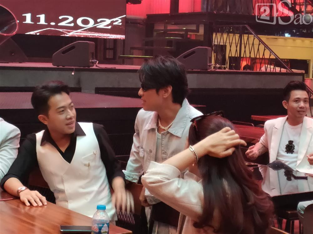 am diễn viên bên những người anh em thân thiết.