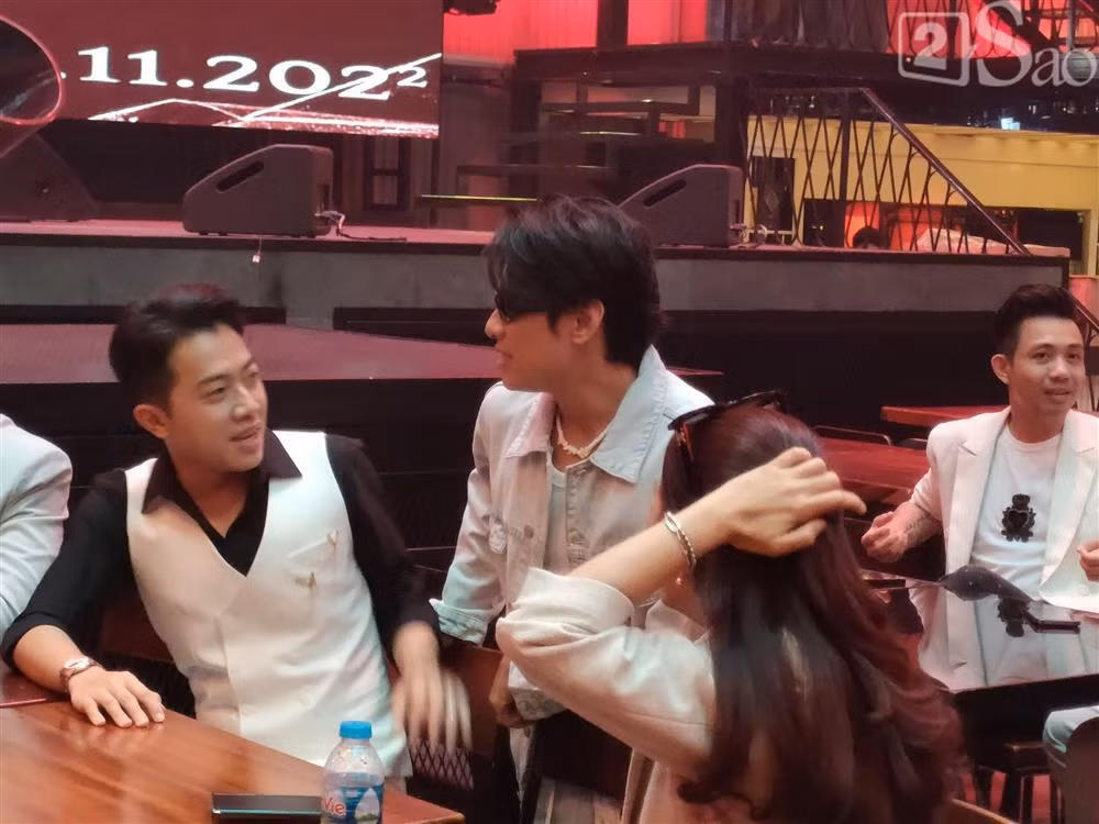 Nam diễn viên bên những người anh em thân thiết.