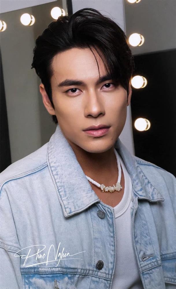 Mới đây, Kiều Minh Tuấn chia sẻ 2 bức ảnh chân dung trên mạng xã hội. Nam diễn viên lập tức tạo nên "cơn sốt" trên các diễn đàn showbiz bởi ngoại hình điển trai như nam thần, tài tử. Thậm chí, có những diễn đàn dí dỏm gọi Kiều Minh Tuấn bằng cụm từ "Lee Min Ho Vũng Tàu".