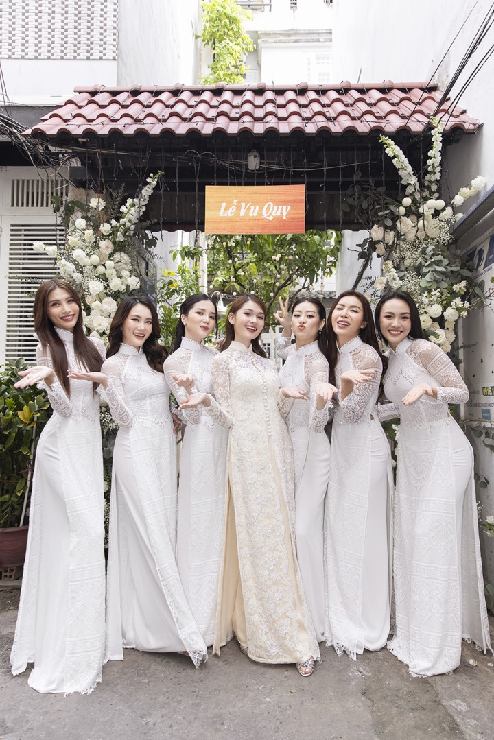 Dàn người đẹp xuất hiện trong tà áo dài trắng, thu hút nhiều ánh nhìn khi tạo dáng nhí nhảnh cùng cô dâu. Đây cũng đều là những người bạn thân thiết với Thuỳ Dung trong công việc lẫn cuộc sống.