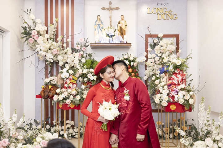 Đúng 9h, nhà trai xuất hiện. Chú rể luôn cười hạnh phúc vì sắp đón được người thương về "dinh". Lần đầu lộ diện, chồng doanh nhân của Thùy Dung nhận lời khen không ngớt vì quá xứng đôi. Hai người làm lễ trong sự chúc mừng của gia đình hai bên, bạn bè vì một tình yêu đẹp, đến với nhau bằng sự chân thành.