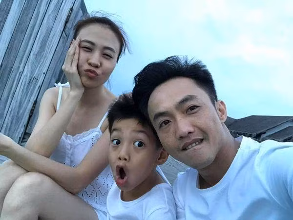 Dân mạng thường xuyên được thấy một Đàm Thu Trang xuề xòa trong trang phục mặc nhà hoặc để mặt mộc vô cùng chân thực trên mạng xã hội, mà phần nhiều là dưới ống kính... Cường Đô La.