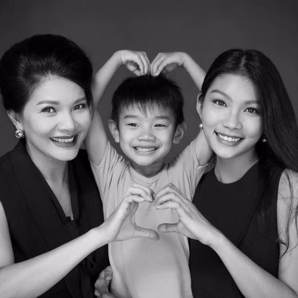 Nghệ sĩ Kiều Trinh đăng ảnh bên hai con.