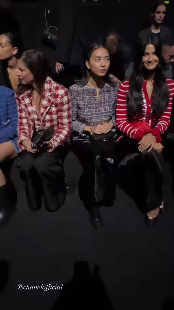 gô Thanh Vân tỏa sáng tại show Chanel, khoe nhan sắc trẻ trung cùng gu thời trang sang trọng. Trong khi Ngô Thanh Vân hóa quý cô nước Pháp với áo tweed phối cùng chân váy midi thì Huy Trần cũng cực kì bảnh với suit đen mặc theo style phóng khoáng. Từ khi về chung nhà, cả hai được nhận xét ngày càng có nhiều nét phu thê giống nhau từ góc nghiêng hay chính diện. Ngoài lúc đi dự show, cặp vợ chồng trẻ cũng tranh thủ "enjoy cái moment" lãng mạn và tráng lệ ở Paris. Cả hai không ngại dành cho nhau những cử chỉ tình tứ ở chốn đông người.