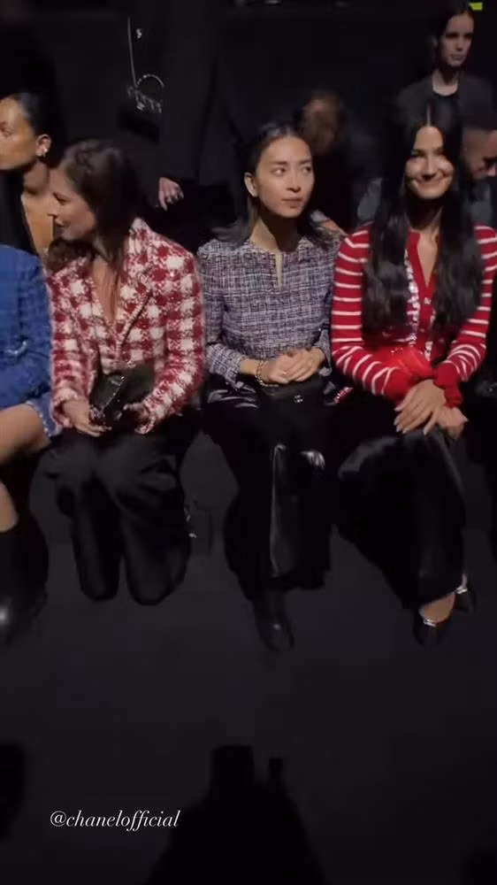 Ngô Thanh Vân tỏa sáng tại show Chanel, khoe nhan sắc trẻ trung cùng gu thời trang sang trọng. Trong khi Ngô Thanh Vân hóa quý cô nước Pháp với áo tweed phối cùng chân váy midi thì Huy Trần cũng cực kì bảnh với suit đen mặc theo style phóng khoáng. Từ khi về chung nhà, cả hai được nhận xét ngày càng có nhiều nét phu thê giống nhau từ góc nghiêng hay chính diện. Ngoài lúc đi dự show, cặp vợ chồng trẻ cũng tranh thủ "enjoy cái moment" lãng mạn và tráng lệ ở Paris. Cả hai không ngại dành cho nhau những cử chỉ tình tứ ở chốn đông người.