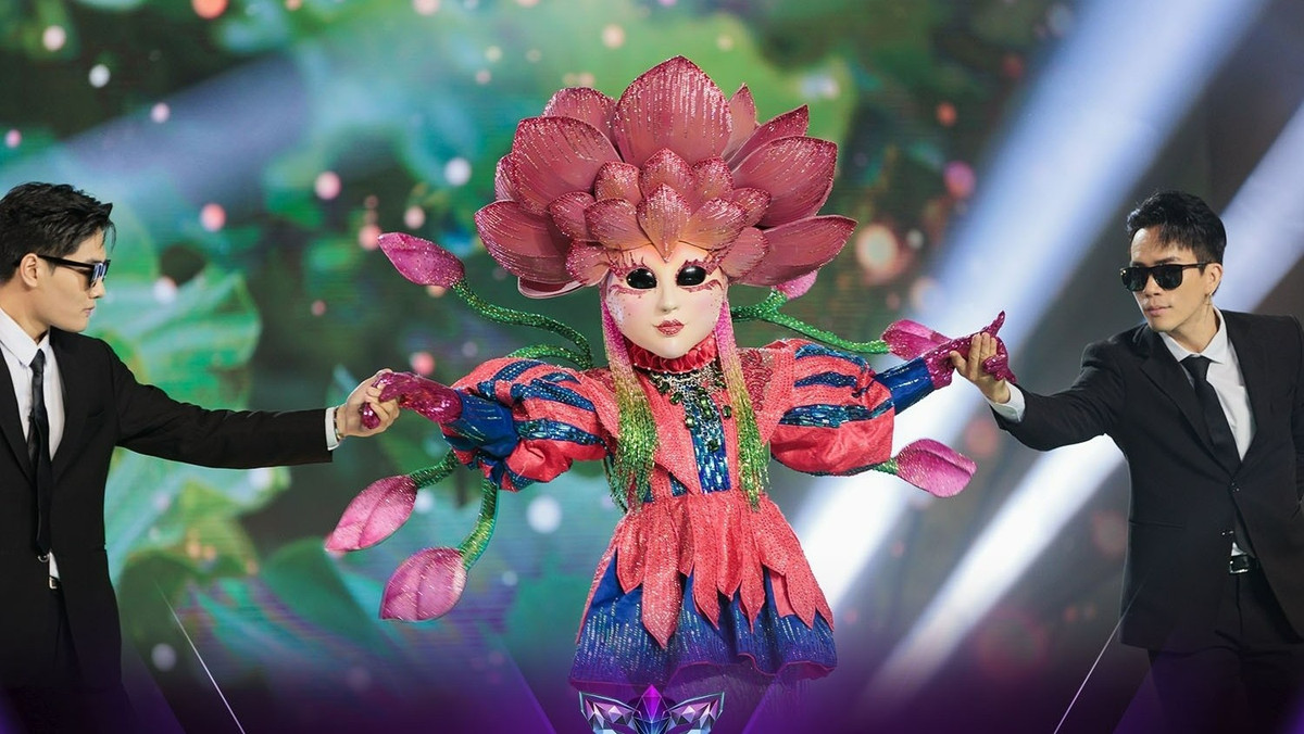 Trải qua từng tập của chương trình, O Sen Ngọc Mai thể hiện sự biến hóa khôn lường, gây khó cho dàn cố vấn lẫn khán giả. Nếu ở vòng một, cô hát Hồn hoang đầy ma mị và nói giọng miền Bắc khi giao lưu với cố vấn, qua vòng 3, Ngọc Mai thể hiện ca khúc đậm chất miền Tây - Phải lòng con gái Bến Tre. Không dừng lại ở đó, nữ ca sĩ tiếp tục thể hiện giọng opera ấn tượng với Carmen - Habanera.