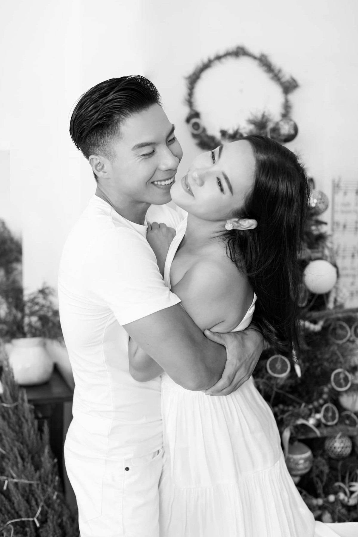 Trên trang cá nhân, Ngọc Mai thường xuyên đăng tải những khoảnh khắc hạnh phúc bên gia đình nhỏ. Chồng cô - "hoàng tử xiếc" Quốc Nghiệp cũng thường xuyên lưu diễn xa nhà. Trong một bài phỏng vấn trên Zing, Ngọc Mai từng tiết lộ mong Quốc Nghiệp hạn chế thi đấu, chỉ biểu diễn ở những dịp đặc biệt.