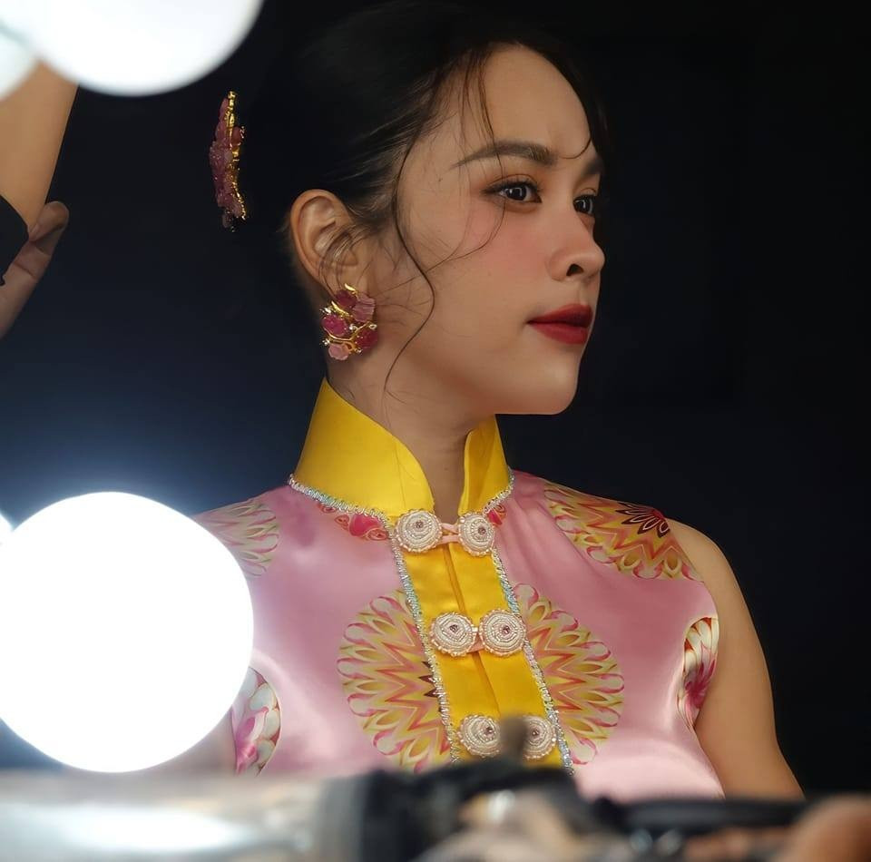 Trong chương trình, Ngọc Mai cho biết: "O đến đây là để truyền cảm hứng cho học trò, cho mọi người và cho chính mình vì tất cả chúng ta đều là người Việt Nam". Ngọc Mai (sinh năm 1987) hiện tại là giảng viên thanh nhạc tại Nhạc viện TP.HCM. Cô là vợ của nghệ sĩ xiếc Giang Quốc Nghiệp.