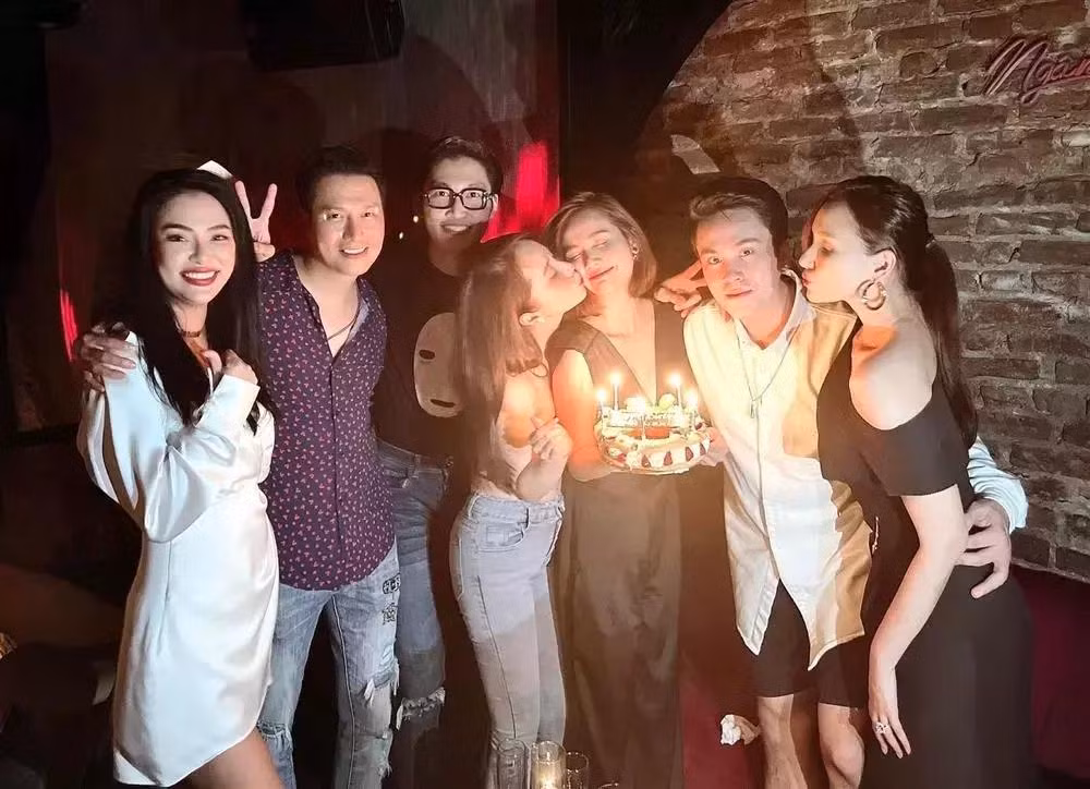 Đình Tú có mặt trong tiệc sinh nhật của Huyền Lizzie.Thường xuyên đi chơi cùng hội bạn thân của "tình tin đồn" nhưng nam diễn viên luôn tránh việc chụp ảnh quá sát Huyền Lizzie như một cách tránh bị dân tình soi mói.