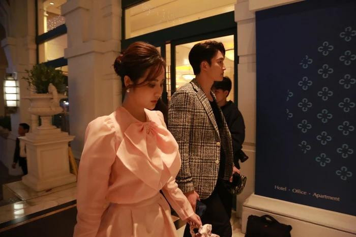 Sau "phản ứng hoá học" trong Thương Ngày Nắng Về, Đình Tú và Huyền Lizzie thường xuyên dính vào tin đồn "phim giả tình thật". Dù lên tiếng khẳng định chỉ là bạn bè nhưng netizen vẫn liên tục khui ra nhiều hint hẹn hò của cặp đôi này. Không chỉ chung nhóm bạn thân, thường xuyên nghỉ dưỡng, du lịch sang chảnh cùng nhau mà cả hai cũng liên tục sánh đôi tại các event. Thậm chí, có tin đồn cả hai đã sống chung nhưng người trong cuộc chưa một lần lên tiếng.