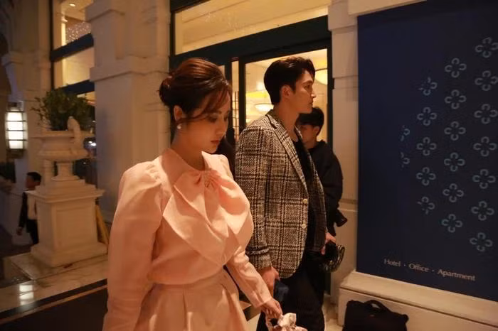 Sau "phản ứng hoá học" trong Thương Ngày Nắng Về, Đình Tú và Huyền Lizzie thường xuyên dính vào tin đồn "phim giả tình thật". Dù lên tiếng khẳng định chỉ là bạn bè nhưng netizen vẫn liên tục khui ra nhiều hint hẹn hò của cặp đôi này. Không chỉ chung nhóm bạn thân, thường xuyên nghỉ dưỡng, du lịch sang chảnh cùng nhau mà cả hai cũng liên tục sánh đôi tại các event. Thậm chí, có tin đồn cả hai đã sống chung nhưng người trong cuộc chưa một lần lên tiếng.