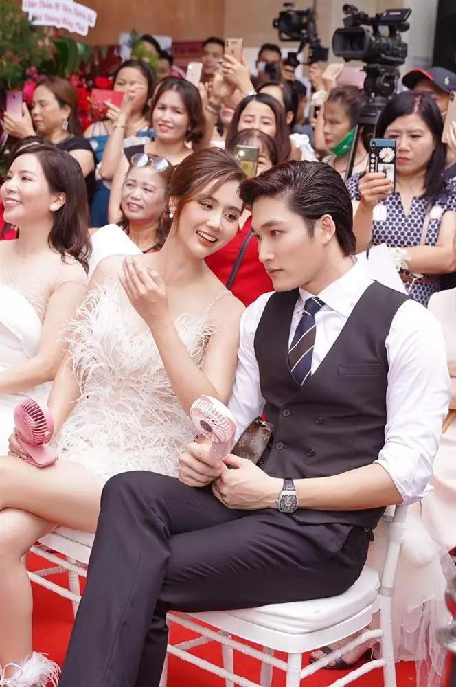 ó thể thấy ttrong hầu hết mọi sự kiện có sự tham gia của Huyền Lizzie, anh đều góp mặt để "hộ tống". Sự gắn bó từ phim ra đến ngoài đời khiến dân tình không khỏi nghi hoặc về mối quan hệ thật sự của cả hai