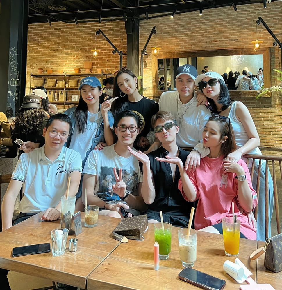 Đình Tú "giữ khoảng cách" với Huyền Lizzie khi chụp cùng hội bạn toàn diễn viên đình đám như Quỳnh Kool, Lã Thanh Huyền. Cụ thể, nhiều cư dân mạng đã để lại bình luận "bóc" hint hẹn hò của cả hai đó là đeo đồng hồ giống nhau. Bất ngờ, Đình Tú không hề giữ im lặng mà có động thái đáp trả tỉnh bơ khiến người hâm mộ hoang mang nhẹ: "Túi đôi, kính đôi, áo đôi, quần đùi đôi, dép đôi".