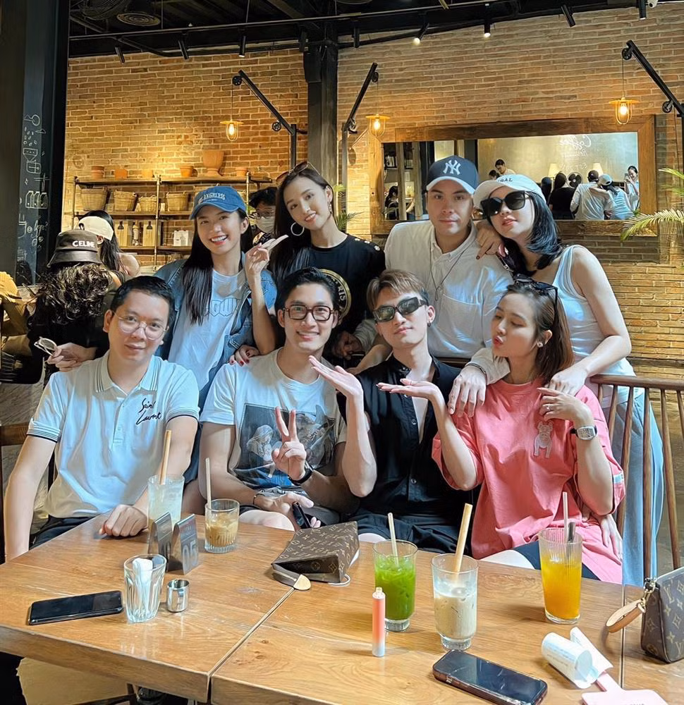 Đình Tú "giữ khoảng cách" với Huyền Lizzie khi chụp cùng hội bạn toàn diễn viên đình đám như Quỳnh Kool, Lã Thanh Huyền. Cụ thể, nhiều cư dân mạng đã để lại bình luận "bóc" hint hẹn hò của cả hai đó là đeo đồng hồ giống nhau. Bất ngờ, Đình Tú không hề giữ im lặng mà có động thái đáp trả tỉnh bơ khiến người hâm mộ hoang mang nhẹ: "Túi đôi, kính đôi, áo đôi, quần đùi đôi, dép đôi".