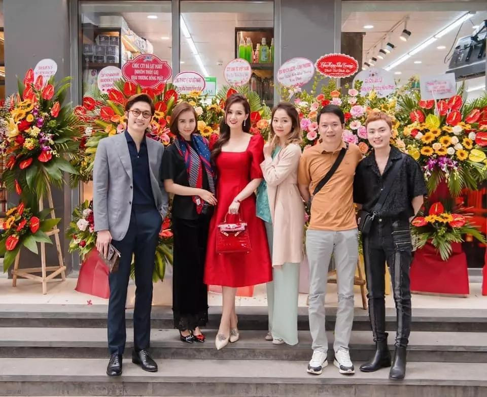 ình Tú "hộ tống" Huyền Lizzie đến sự kiện khai trương của Lã Thanh Huyền.