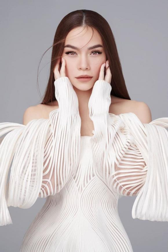 br/> Hồ Ngọc Hà có đêm nhạc Love Song tại San Jose, California ngày 9/10. Tuy nhiên, "Nữ hoàng giải trí" đã xin hủy show vì sức khỏe không đảm bảo. Theo bầu show Michael Nguyen cho biết: "Thay mặt Hà, ban tổ chức thành thật xin lỗi quý khán thính giả đã ủng hộ show. Mặc dù vé đã bán hết nhưng phải đành dời lại ngày khác. Mọi người có thể trả vé lại nơi đã mua hoặc đổi vé sang show New Year với Lệ Quyên ngày 31/12 mà không cần bù thêm tiền". Ngoài hủy show diễn trên, ông Micheal Nguyen còn tiết lộ chuyện nữ ca sĩ bị "bệnh nặng" và cần tập trung điều dưỡng sức khỏe.