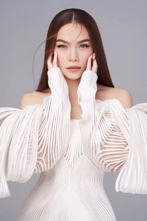 Ho Ngoc Ha phu nhan benh nang, cung chong con ve nuoc