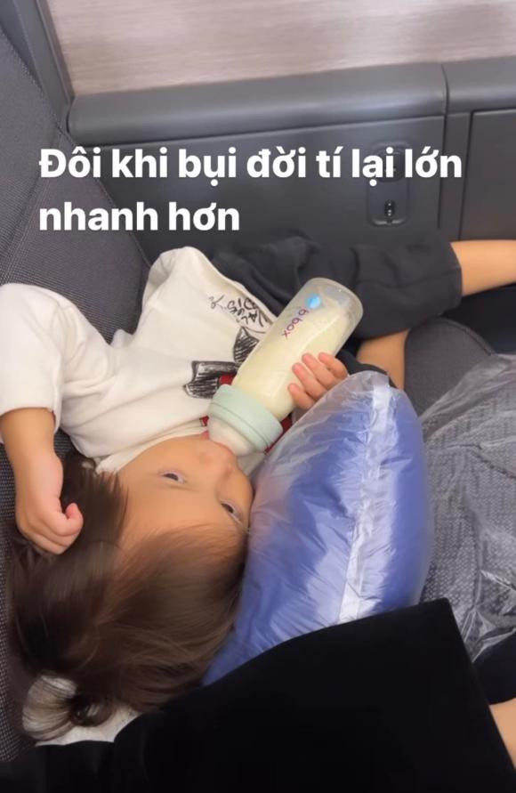 Cô vui vẻ trò chuyện với con gái Lisa, còn quay cả cảnh Kim Lý ngủ gật khi ôm bé Leon trong vòng tay. Cả gia đình nhỏ của nữ ca sĩ đang trên máy bay để quay về Việt Nam.