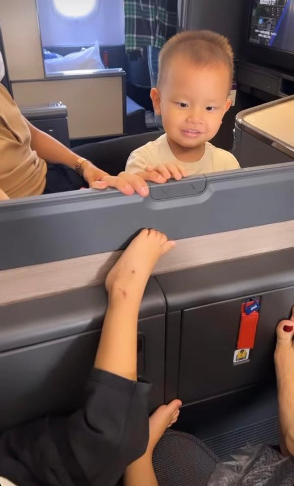 Cô vừa khoe ảnh cùng chồng con trên chuyến bay trở về Việt Nam.