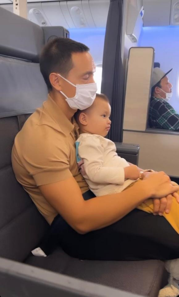 Con gái nhỏ của cô còn bập bẹ nói nhớ ông bà ngoại, anh hai và những người thân trong gia đình trong rất đáng yêu. Dù không quay hình chính mình nhưng qua giọng nói, có thể cảm nhận được nữ ca sĩ vẫn chưa hết bệnh.