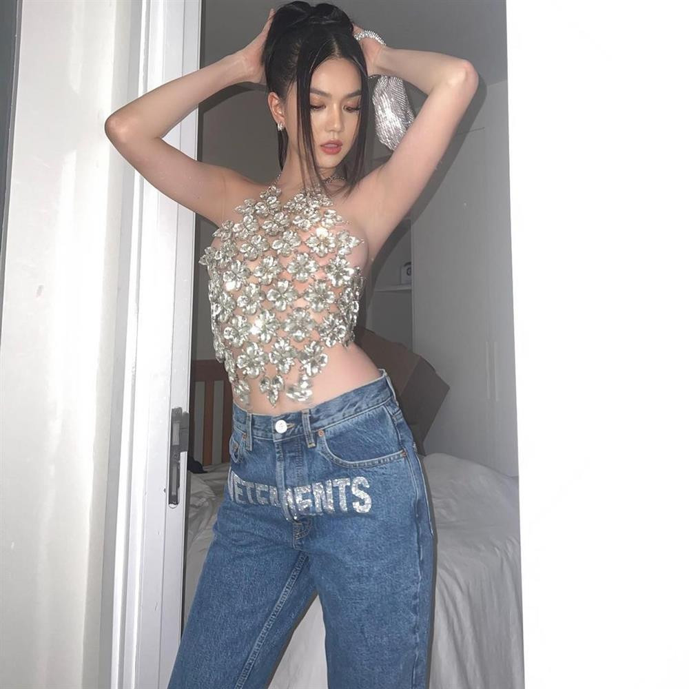 ô sở hữu bộ sưu tập những trang phục "chỉ mang tính chất minh họa" chứ không che chắn được là bao ví dụ như chiếc áo yếm gồm những chi tiết kim loại liên kết lỏng lẻo với nhau...