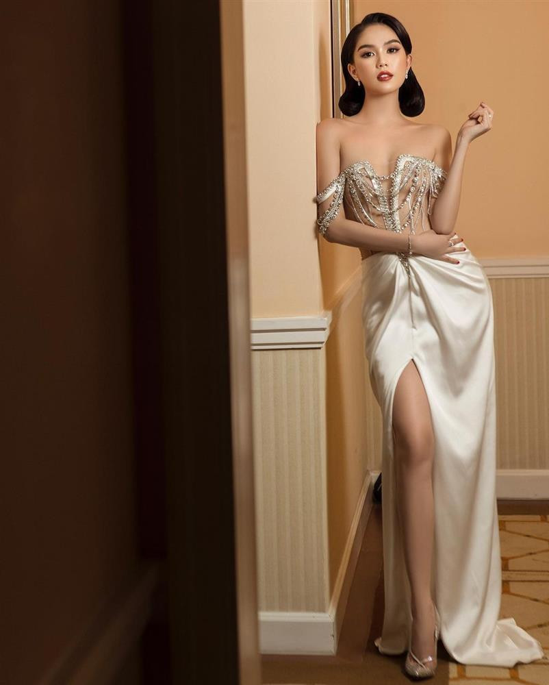 Xu hướng thời trang xuyên thấu đã trải qua hơn 5 thập kỷ để trở thành một tuyên ngôn cho phụ nữ bởi chỉ có ai đủ tự tin về vóc dáng của bản thân thì mới dám diện. Tuy nhiên, mặc sao cho gợi cảm chứ không phản cảm lại là một ranh giới mong manh mà người mặc khó lường trước được. Ngọc Trinh là một ví dụ. Mới đây, Ngọc Trinh vừa tham dự một sự kiện ra mắt phim với trang phục vô cùng gắt.