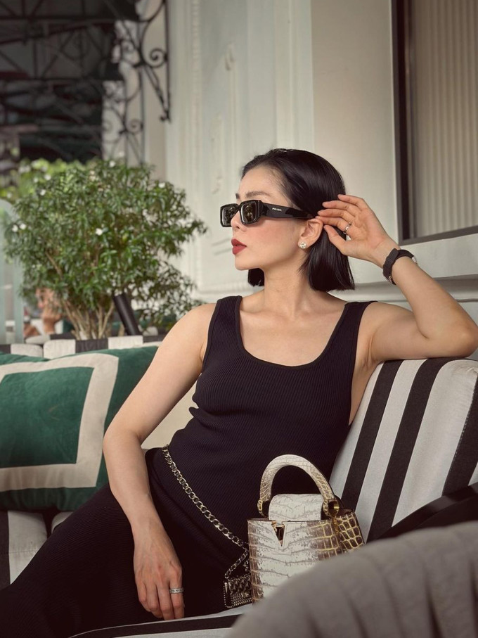 Tin sao Việt ngày 20/11: Tranh thủ thời gian rảnh giữa lúc bận rộn công việc, Lệ Quyên đến trung tâm thương mại mua sắm. Cô diện chiếc váy bodycon, kết hợp túi xách cá sấu bạch tạng của Louis Vuitton. Chỉ trong vài tiếng mua sắm, người đẹp thu về thành quả là hàng chục chiếc túi lớn bé đến từ những thương hiệu như Gucci, Versace..