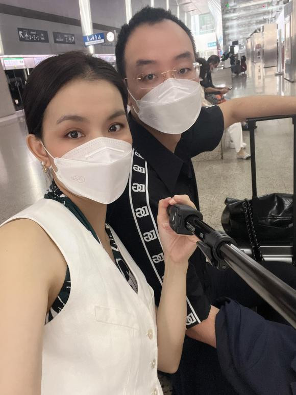 Hoa hậu Thùy Lâm hiếm hoi đăng ảnh bên ông xã. "Up cái ảnh để mọi người biết vợ chồng em cũng rất chăm chỉ ạ!", nàng hậu cho hay.