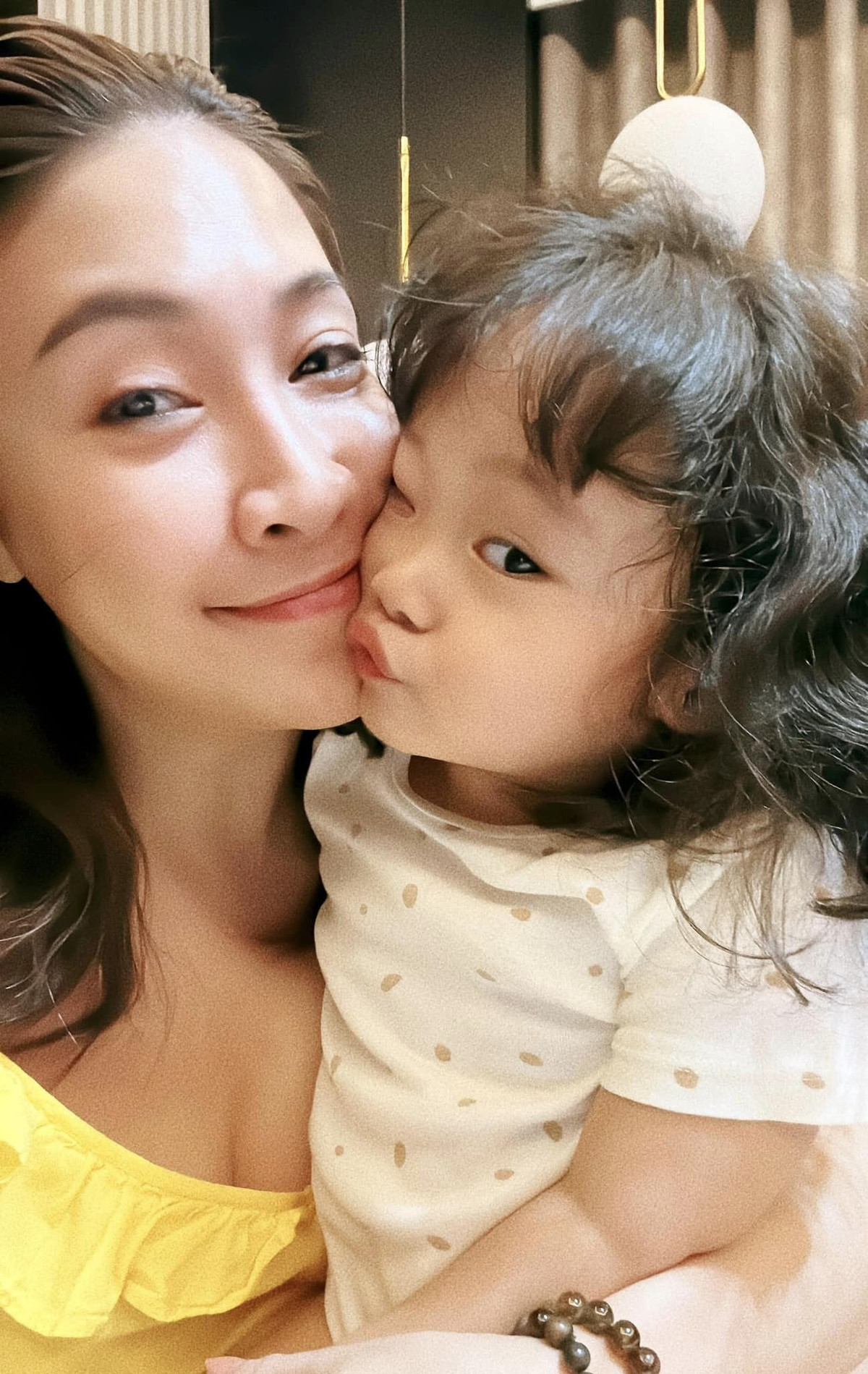 Biểu cảm đáng yêu của con gái ca sĩ Pha Lê.