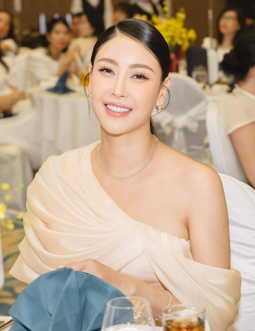 Vẻ đẹp yêu kiều của hoa hậu Hà Kiều Anh.