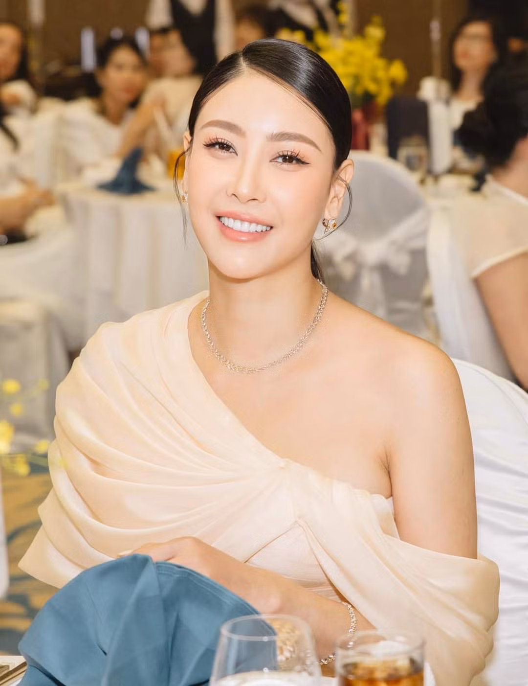 Vẻ đẹp yêu kiều của hoa hậu Hà Kiều Anh.