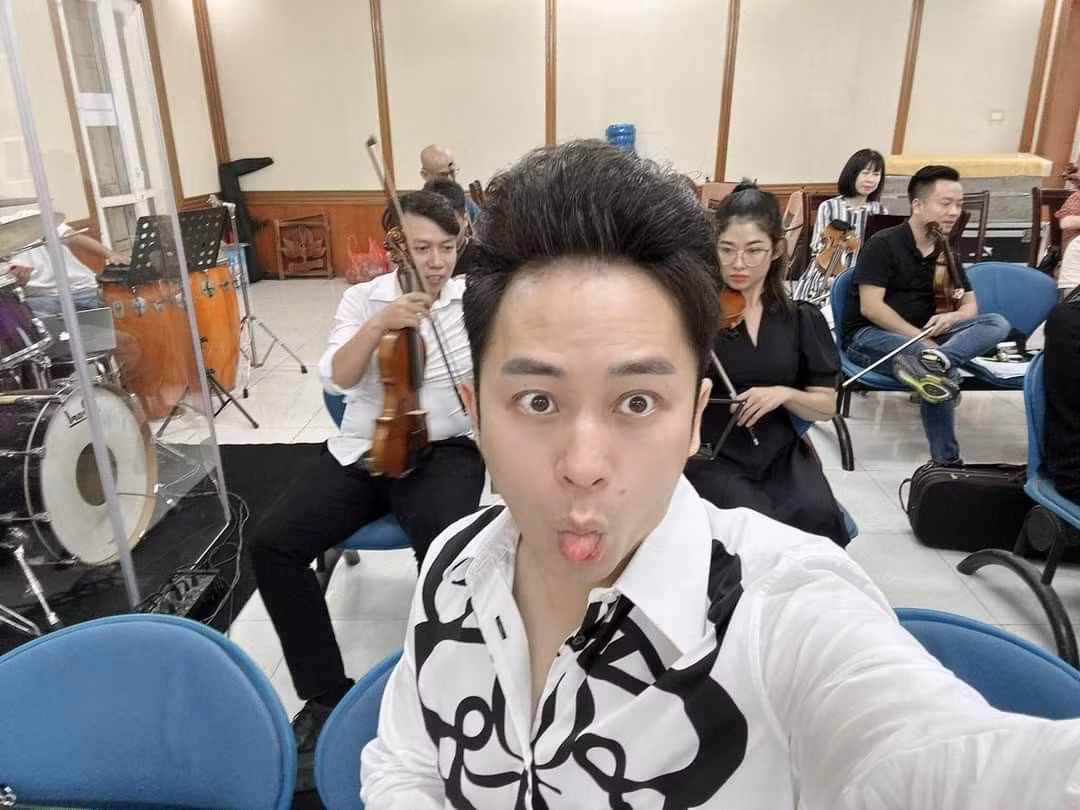 Tùng Dương hài hước để giảm bớt mệt mỏi, căng thẳng sau 3 ngày tập luyện để chuận bị cho liveshow sắp tới.