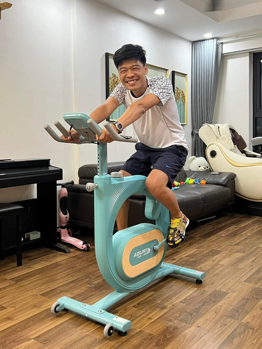 Trung Ruồi đạp xe tại nhà.