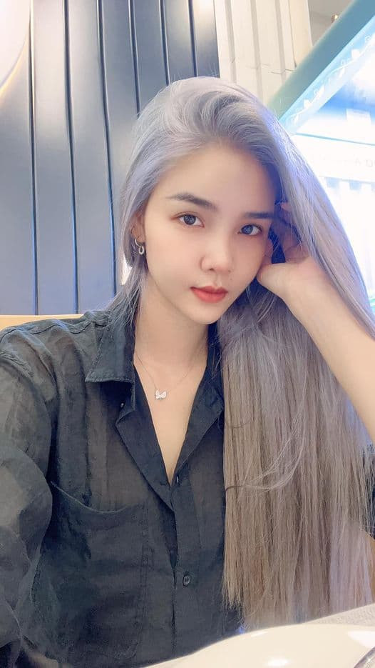 Kỳ Hân lên đường cổ vũ chồng thi đấu. "Bay vào Quy Nhơn thôi nào. Chiều nay ra sân máu lửa nha anh em Mạc Quân!", cựu mẫu viết.