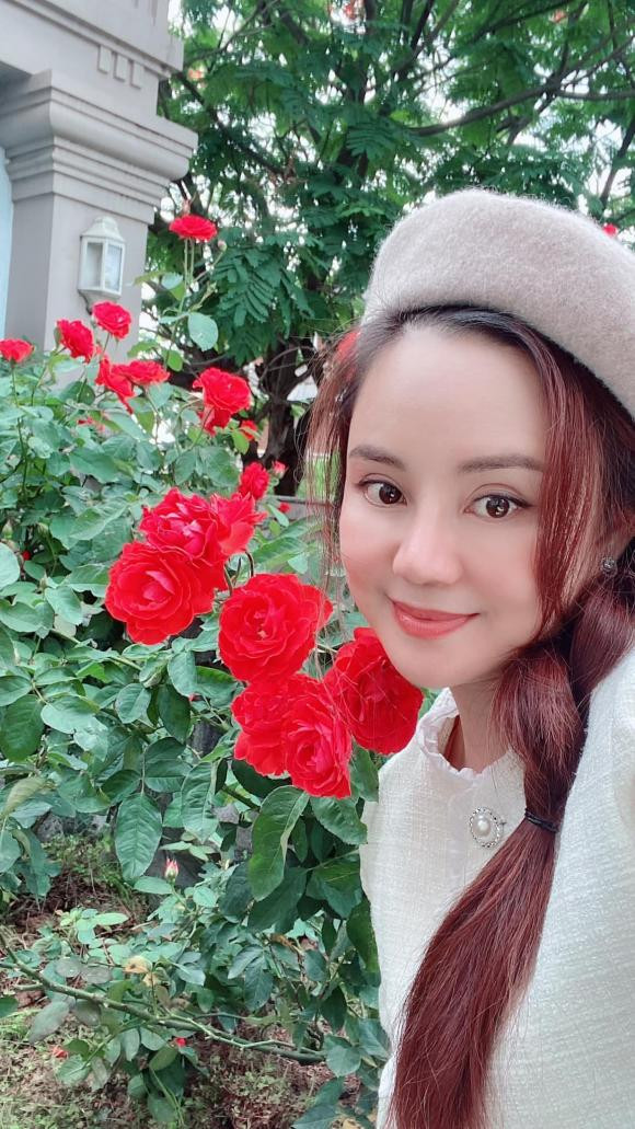 Ca sĩ Vy Oanh về thăm quê, khoe vườn hoa rực rỡ.