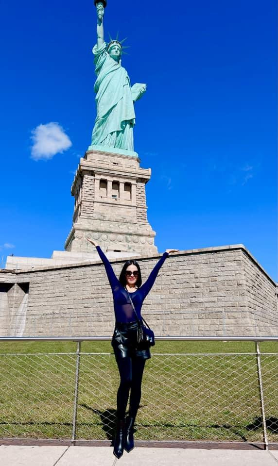 Trên trang cá nhân, Lệ Quyên gây chú ý khi khoe loạt khoảnh khắc tạo dáng bên tượng Nữ thần tự do - biểu tượng của nước Mỹ.