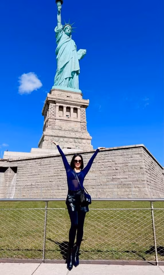Trên trang cá nhân, Lệ Quyên gây chú ý khi khoe loạt khoảnh khắc tạo dáng bên tượng Nữ thần tự do - biểu tượng của nước Mỹ.