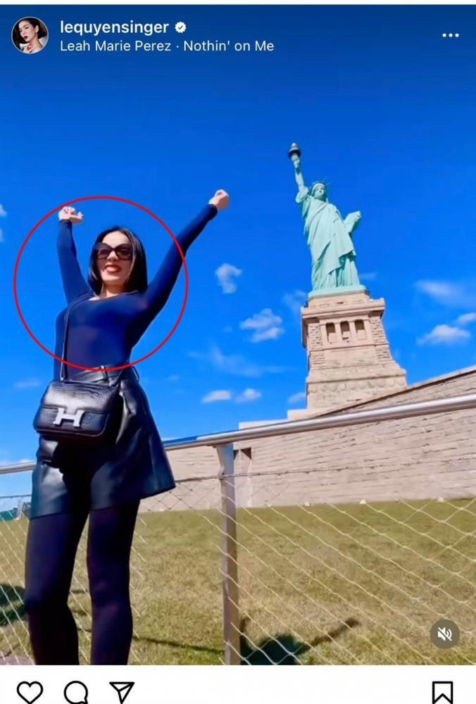 Gây chú ý nhất là outfit táo bạo người đẹp diện gồm áo xuyên thấu mặc theo mốt "lộ nội y", phối cùng quần da ngắn tôn chân dài. Lệ Quyên khoe hình thể chuẩn mực trong set đồ tôn dáng, đeo thêm túi Hermès khoe độ sang chảnh.