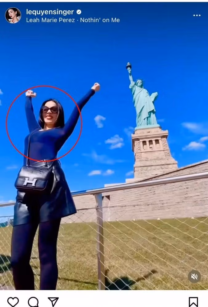 Gây chú ý nhất là outfit táo bạo người đẹp diện gồm áo xuyên thấu mặc theo mốt "lộ nội y", phối cùng quần da ngắn tôn chân dài. Lệ Quyên khoe hình thể chuẩn mực trong set đồ tôn dáng, đeo thêm túi Hermès khoe độ sang chảnh.