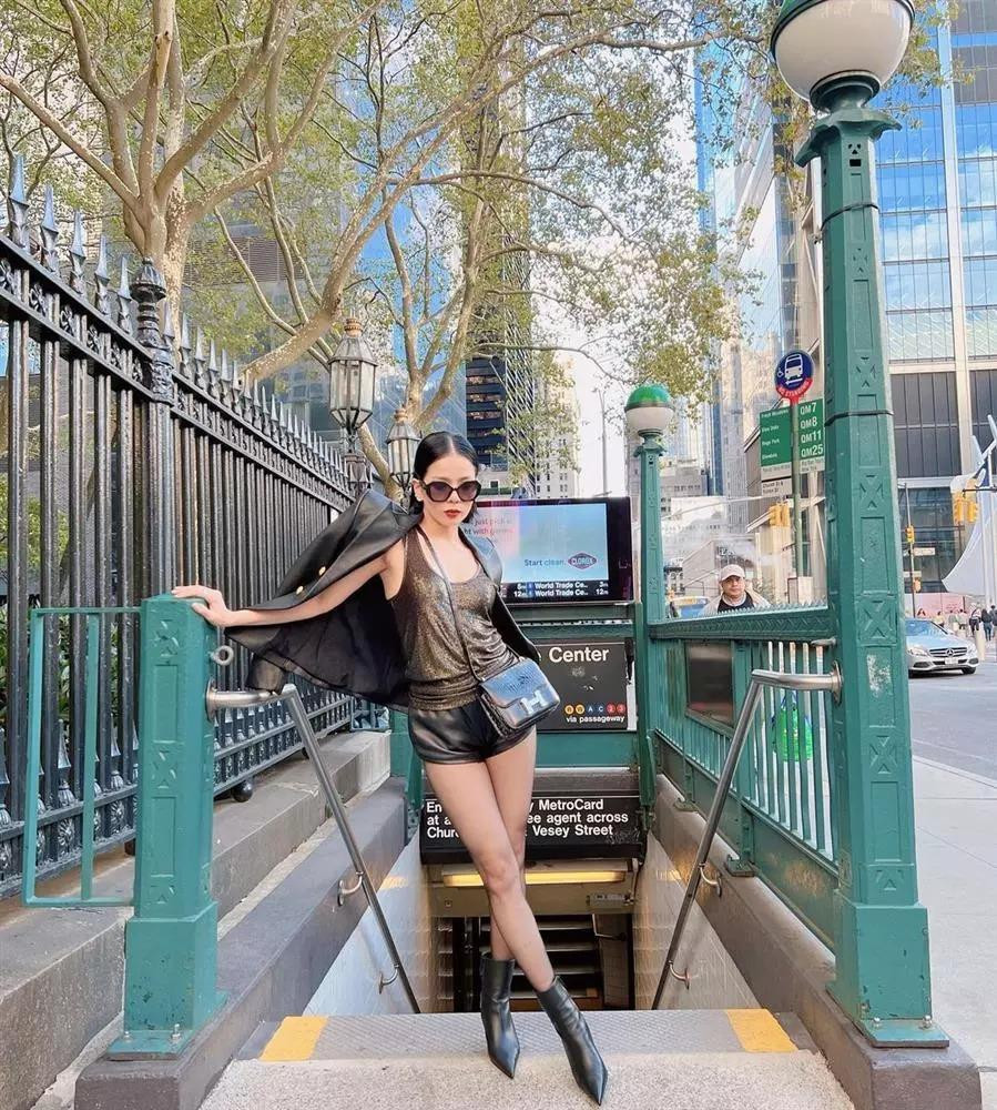 hờ vậy, người đẹp 8X có thể vô tư chọn những item kén dáng, tưởng chừng chỉ dành cho các cô gái đôi mươi như quần short siêu ngắn, tank top để thả dáng trên đường phố New York.