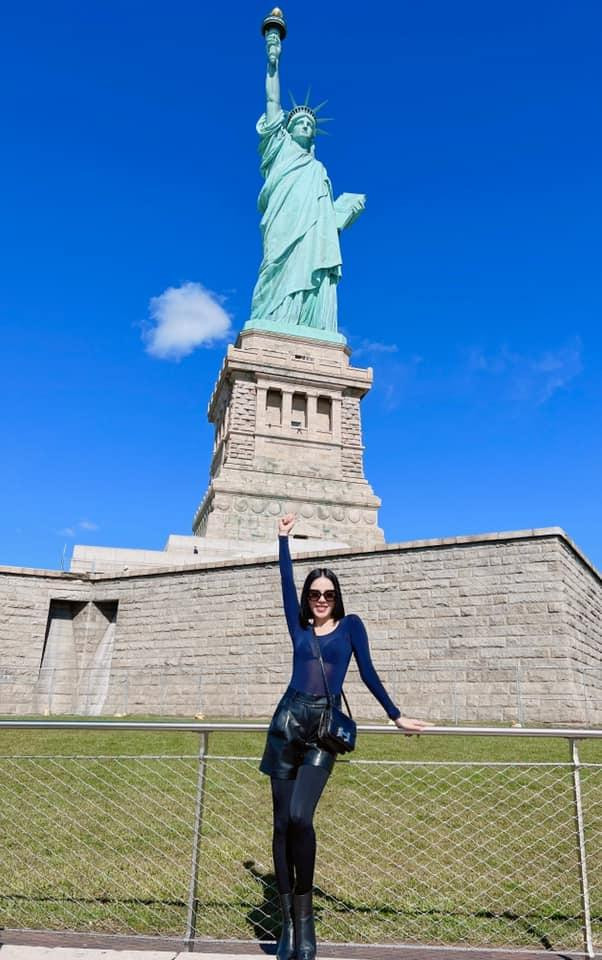 ô mặc chiếc áo ôm xuyên thấu, dưới ánh nắng càng làm lộ rõ lớp nội y bên trong.