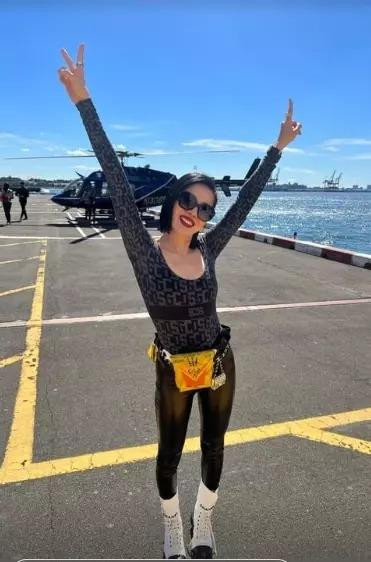 ệ Quyên mặc năng động hơn, cho guốc "xếp xó" khi check in bãi đỗ trực thăng ở New York.