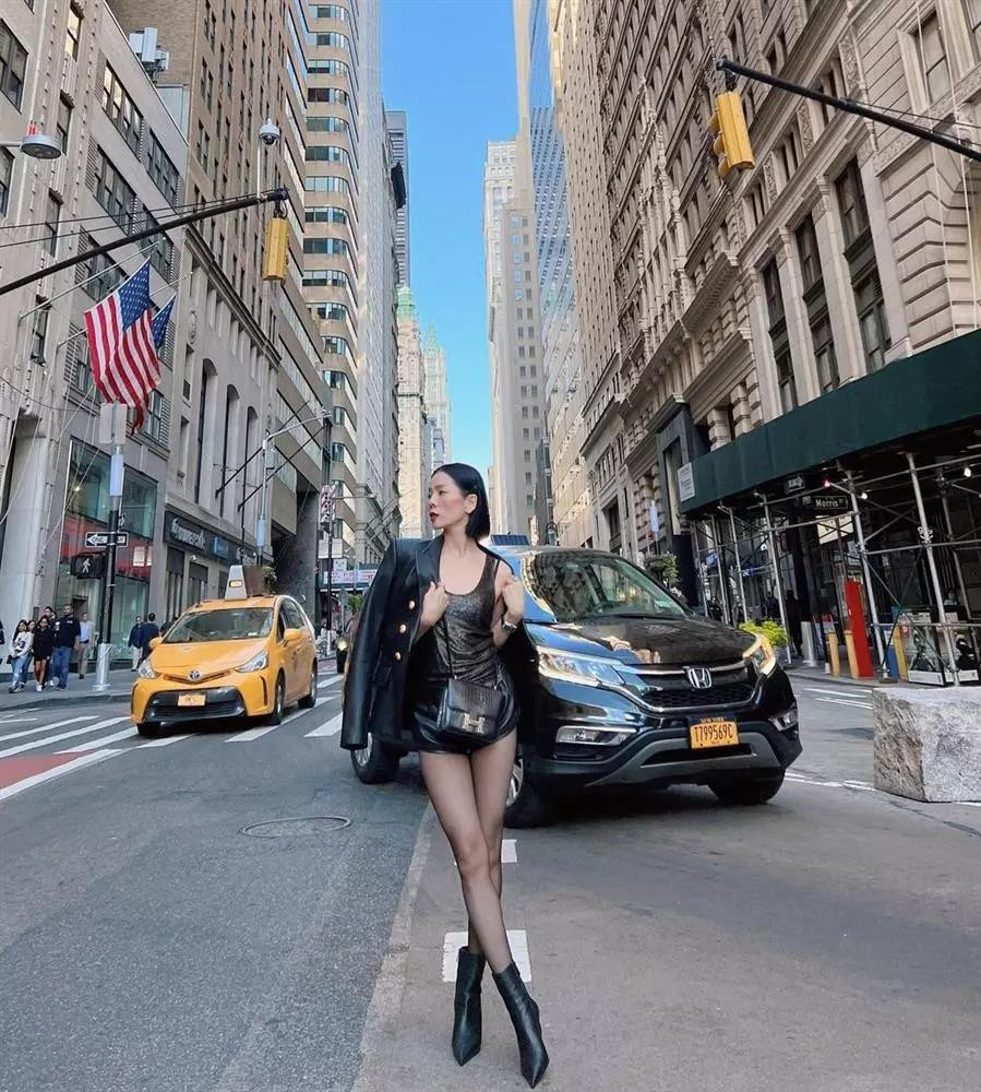 ù đã ngoài 40, Lệ Quyên vẫn siêng năng tập luyện và thành quả cô nhận được là một vóc dáng mảnh mai không chút mỡ thừa.