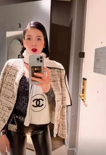 au ngày đầu tiên diện mốt "giấu quần", Lệ Quyên tiếp tục dát cả cây hàng hiệu gồm bodysuit, quần bó, áo tweed, khăn và thắt lưng chỉn chu đâu ra đấy.