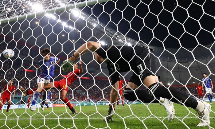 Ngay sau đó, Tanaka ghi bàn vào lưới trống nâng tỷ số lên 2-1 cho Nhật Bản. Và sự tranh cãi vẫn cần chờ FIFA công bố chính thức về bàn thắng của Nhật Bản liệu có hợp lệ hay không.