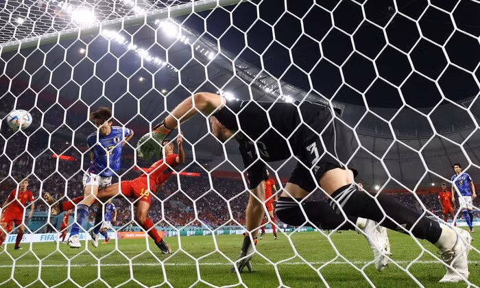 Ngay sau đó, Tanaka ghi bàn vào lưới trống nâng tỷ số lên 2-1 cho Nhật Bản. Và sự tranh cãi vẫn cần chờ FIFA công bố chính thức về bàn thắng của Nhật Bản liệu có hợp lệ hay không.