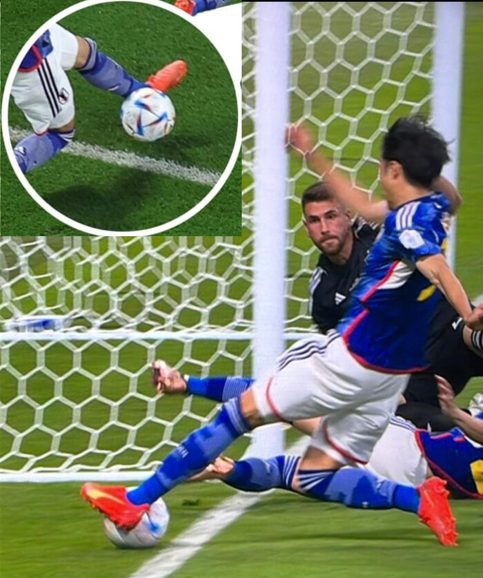 Góc máy này có thể thấy Mitoma chuyền ngược thì bóng dường như đã lăn ra hết đường biên.