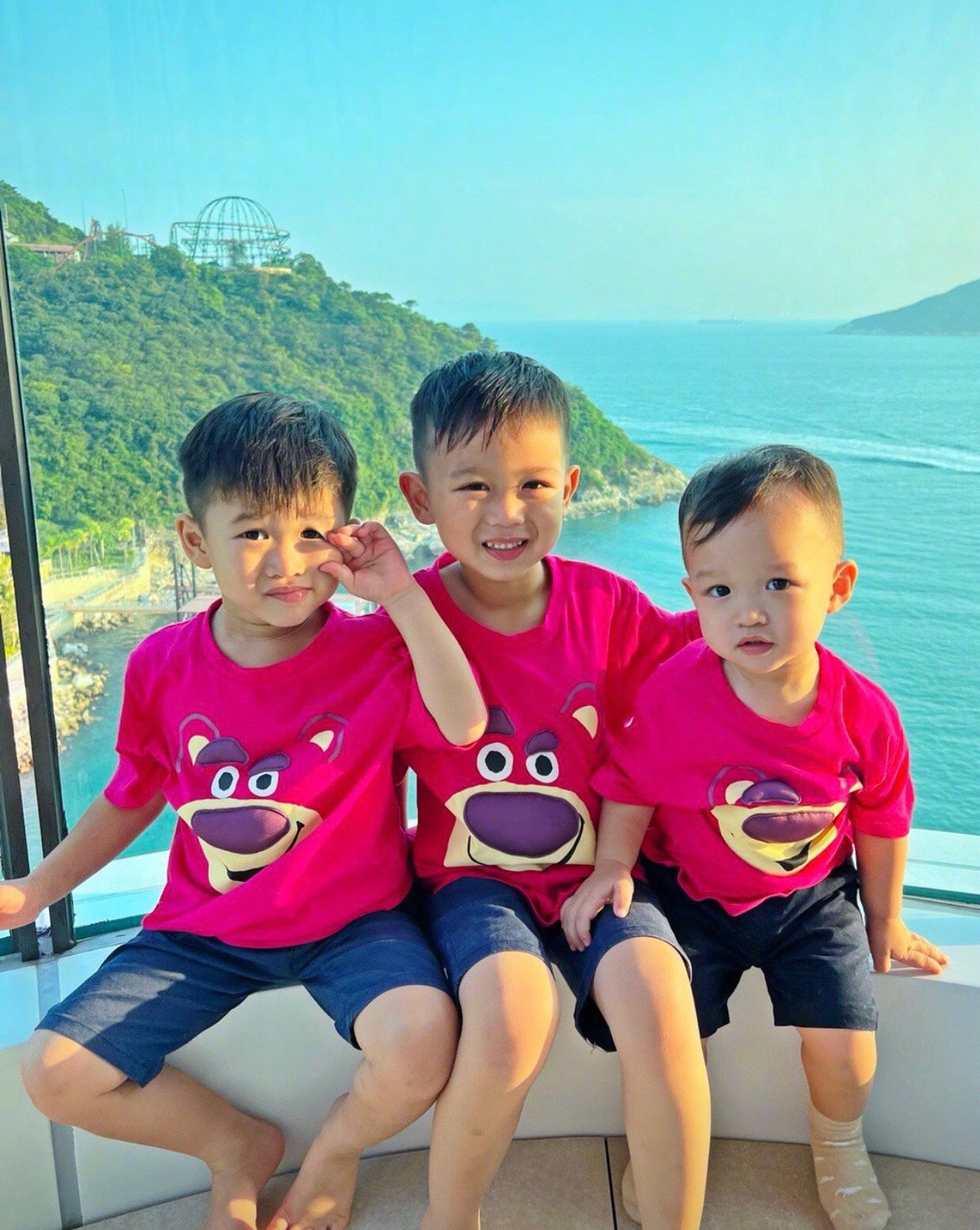 Hồ Hạnh Nhi hiện sống hạnh phúc bên ông xã Philip Lee cùng 3 cậu con trai.