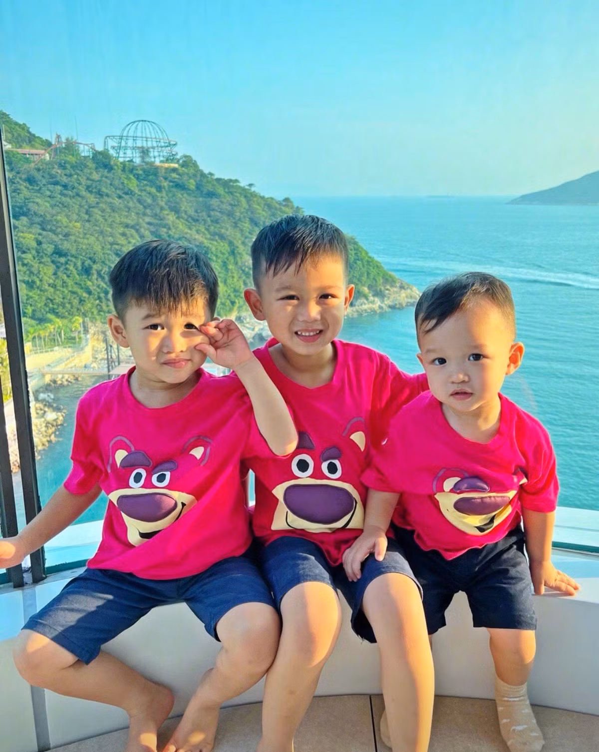 Hồ Hạnh Nhi hiện sống hạnh phúc bên ông xã Philip Lee cùng 3 cậu con trai.