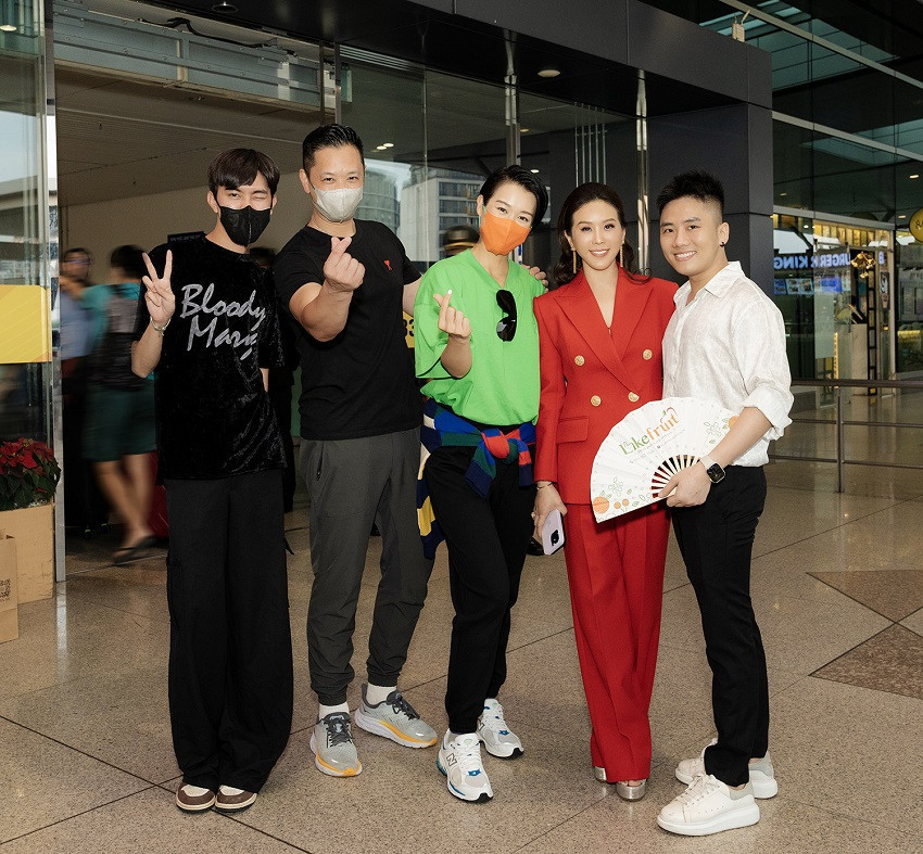 “Hai năm chịu ảnh hưởng của dịch bệnh, chúng tôi chỉ có thể hỏi thăm nhau qua điện thoại, tin nhắn. Lần hội ngộ này, thấy bạn và người thân vui vẻ, khỏe mạnh, công việc lẫn cuộc sống đều tốt đẹp tôi vô cùng hạnh phúc”, Thu Hoài chia sẻ thêm.